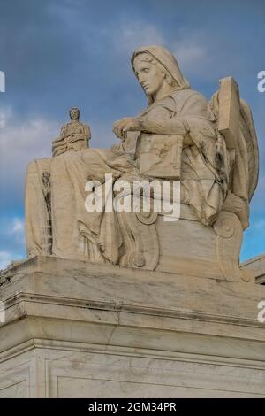 Die Statue der Rechtsbehörde am Obersten Gerichtshof der Vereinigten Staaten in Washington DC. Das lateinische Wort für Gesetz „LEX“ ist auf der Tafel eingeschrieben. Der Bildhauer Stockfoto