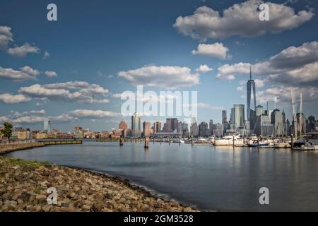 Neues World Trade Center ein World Trade Center zusammen mit anderen Wolkenkratzern im Finanzdistrikt und Battery Park Abschnitt des Lower Manhattan Stockfoto