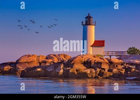 Blick auf die historische Annisquam Harbour Lighthouse Station am Wigwam Point im Stadtteil Annisquam in Gloucester, Massachusetts. Diese imag Stockfoto