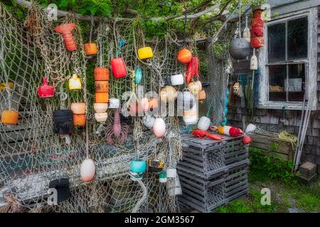 Angelnetz und Bojen Rockport - Angelnetz und Bojen schmücken die Außenseite einer Fischerhütte an der Bradley Wharf in Rockport, Massachusetts. Dieses Bild ist Stockfoto