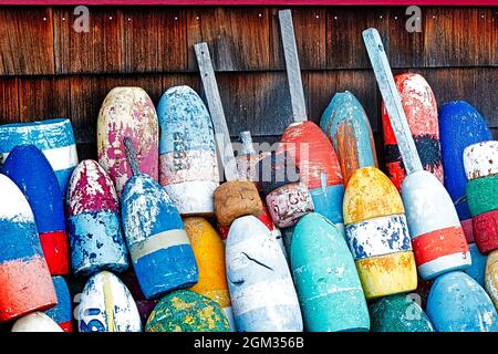 Fishing Booys BW - verwitterte, aber farbenfrohe Fischerbojen, die in Bradley Wharf im Hafendorf in Rockport, Massachusetts, gefunden wurden. Dieses Bild ist verfügbar Stockfoto
