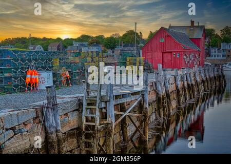 Sonnenaufgang im Motif Number One - New Englands ikonisches Wahrzeichen Bradley Wharf, das beim ersten Licht in Rockport, Massa, als Motif Number One bekannt ist Stockfoto