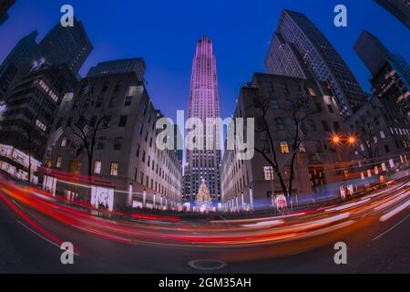 Rockefeller Center NYC - Eine lange Sicht während der blauen Stunde zum Rockefeller Center mit dem dekorierten und beleuchteten kultigen Weihnachtsbaum. Stockfoto