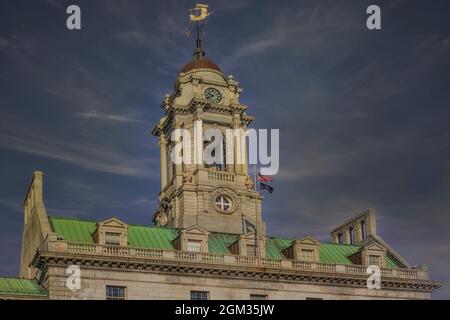 Portland Maine City Hall Building - Nahem Blick auf die Uhr und Wetter vergeblich Turm in Portland, ME Rathaus Gebäude. Dieses Bild ist in CO verfügbar Stockfoto