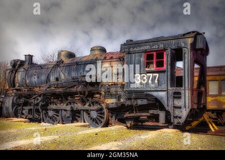 CNR Nummer 3377 - verlassene Vintage Canadian National Railways Dampflokomotive Vintage-Zug #3377. Dieses Bild ist auch in Schwarzweiß verfügbar. Stockfoto