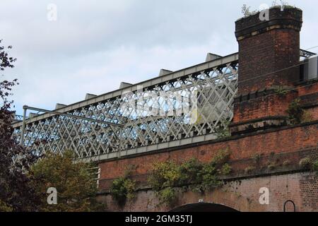 Metrolink Straßenbahn auf einer Brücke in Castlefield, Manchester Stockfoto