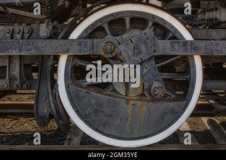 Verrostete CNR 3377 Gear - Detailansicht eines Dampfzug der Canadian National Railways #3377. Dieses Bild ist sowohl in Farbe als auch in Schwarz und Weiß erhältlich Stockfoto