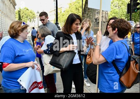 London, Großbritannien. September 2021. Die Labour-Abgeordnete Liz Kendall, schattige Sozialministerin trifft Rechte für Anwohner-Aktivisten außerhalb der Downing Street haben mehr als 250.000 Menschen ihre Petition unterzeichnet, die eine Gesetzesänderung fordert, um das Recht für Anwohner von Pflegesitzen zu verankern, ihre Familien zu sehen. Kredit: michael melia/Alamy Live Nachrichten Stockfoto