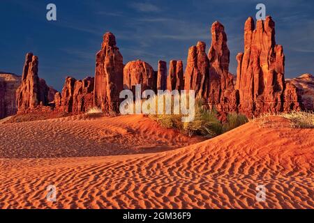 Neuer Tag im Totem Poles BW - Totem Poles Sonnenaufgang im Monument Valley National Park. Dieses Bild ist sowohl in Farbe als auch in Schwarzweiß verfügbar. Stockfoto