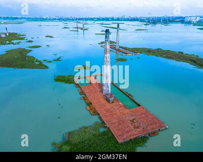 Dhaka, Bangladesch. September 2021. Ein Schornstein aus der örtlichen Ziegelfabrik wird von Monsunregen in der Nähe von Savar, Dhaka, Bangladesch, überflutet. Hunderte von Ziegelfabriken sind nach schweren Überschwemmungen fast unter Wasser verschwunden. Die Gebäude waren während der gesamten Monsunsaison mit Wasser bedeckt, da starke Regenfälle, nachdem ein nahe gelegener Fluss seine Ufer durchbrochen hatte, zu verzeichnen waren. Die Arbeiter konnten Tausende von Ziegelsteinen retten, aber viele gingen durch das 20 Meter tiefe Hochwasser verloren. (Bild: © Mustasinur Rahman Alvi/ZUMA Press Wire) Stockfoto