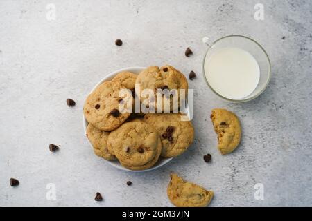 Hausgemachte Schokoladenkekse mit Milch serviert, selektive Fokus Stockfoto