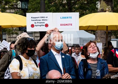 Zusammenkunft mehrerer Verbände und politischer Parteien, um das derzeitige System der Zulage für Behinderte zu erhalten. Die Regierung, die sich verpflichtet hat, den Behinderten nicht mehr die gleiche Vergütung zu zahlen, wie es der Haushaltshaushalt vorschreibt, und das Einkommen des Ehegatten, wobei die Vergütung um etwa 900 Euro erhöht wurde, zu nichts, wird anlässlich dieser Versammlung eine "Nichtehe" gefeiert. Paris, Frankreich am 16. September 2021. Foto von Pierrick Villette/Avenir Pictures/ABACAPRESS.COM Stockfoto