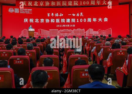 Peking, China. September 2021. Am 16. September 2021 findet in Peking, der Hauptstadt Chinas, eine Feier zum 100. Jahrestag der Gründung des Peking Union Medical College Hospital (PUMCH) statt. Quelle: Zhang Yuwei/Xinhua/Alamy Live News Stockfoto