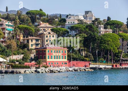 Santa Maria Ligure, Italien. 20. Oktober 2020: Gebäude an der ligurischen Küste. Häuser mit Blick auf das Meer, Hotels und Badeanstalten für die su Stockfoto