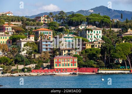 Santa Maria Ligure, Italien. 20. Oktober 2020: Gebäude an der ligurischen Küste. Häuser mit Blick auf das Meer, Hotels und Badeanstalten für die su Stockfoto