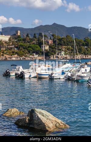 Santa Maria Ligure, Italien. 20. Oktober 2020: Panorama am Meer an der italienischen Küste am mittelmeer. Einige Boote in der kleinen Marina im for Stockfoto