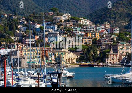 Rapallo, Italien. 20. Oktober 2020: Panoramablick auf die berühmte touristische Stadt Rapallo in Norditalien. Kleine Stadt auf einem Hügel gelegen. Boote im Stockfoto