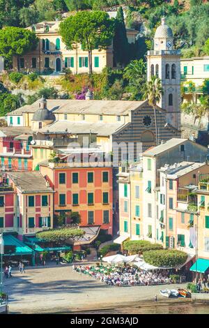 Portofino, Italien. 20. Oktober 2017: Portofino in Italien. Bunte Gebäude, Kirche San Martin und Touristen. Piazza (Platz) Martyre dell'Olivetta Stockfoto