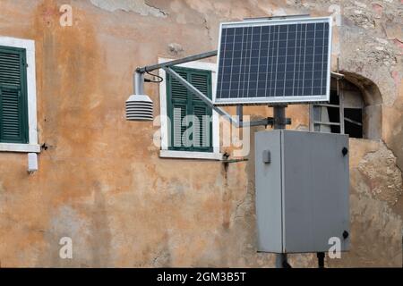 Eine solarbetriebene hydrometeorologische Station in der Nähe eines Flusses Stockfoto