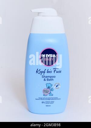 Berlin, Deutschland. August 2021. Shampoo aus der Nivea Produktpalette für die Babypflege. Quelle: Annette Riedl/dpa/Alamy Live News Stockfoto