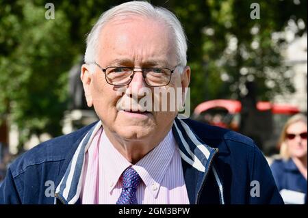 London, Großbritannien. Sir Peter Bottomley, beenden Sie unsere Kundgebung zum Cladding-Skandal, zum Cladding und zum Bau der Sicherheit. Parliament Square, Westminster. Stockfoto