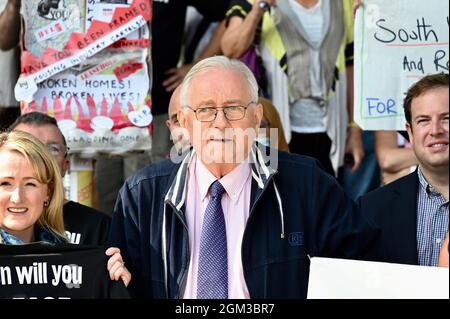 London, Großbritannien. Sir Peter Bottomley, beenden Sie unsere Kundgebung zum Cladding-Skandal, zum Cladding und zum Bau der Sicherheit. Parliament Square, Westminster. Stockfoto