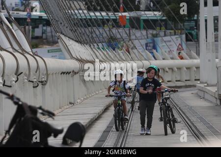 Jerusalem, Jerusalem. September 2021. Kinder fahren mit dem Fahrrad auf der leeren Straße am Jom Kippur, dem jüdischen Versöhnungstag und dem wichtigsten Tag des jüdischen Kalenders, in Jerusalem, am 16. September 2021. MIT 'Israel schließt sich zum jüdischen Versöhnungstag nieder' Credit: Muammar Awad/Xinhua/Alamy Live News Stockfoto