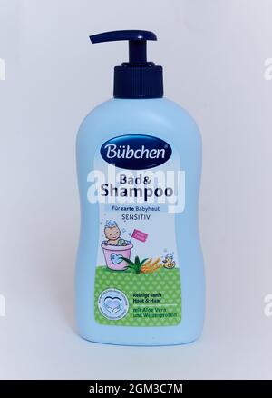 Berlin, Deutschland. August 2021. Shampoo aus dem Bübchen-Sortiment für die Babypflege. Quelle: Annette Riedl/dpa/Alamy Live News Stockfoto