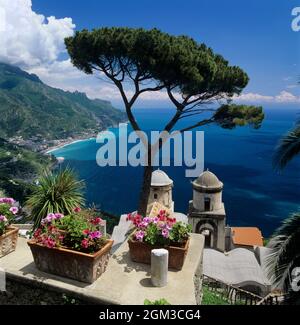 Blick auf die Amalfiküste von den Gärten der Villa Rufolo, Ravello, Amalfiküste, Provinz Salerno, Kampanien, Italien, Europa Stockfoto