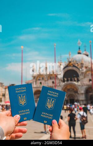 Hand, die im Besitz eines ukrainischen biometrische Pässe travel concept Bewegungsfreiheit Italien Venedig Stockfoto