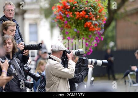 London, England, Großbritannien. Fotografen in der Downing Street während einer Kabinettsumbildung, 15. September 2021 Stockfoto