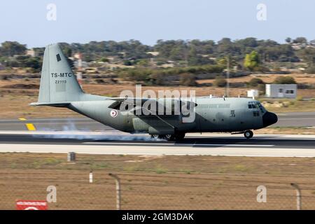 Die tunesische Luftwaffe Lockheed C-130B Hercules (L-282) (REG: Z21113; TS-MTC) berührt morgens die Start- und Landebahn 31. Stockfoto