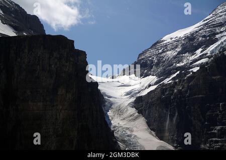 Die Gletscherzunge und die schweizer Schutzhütte auf der Spitze im Banff Nationalpark Stockfoto