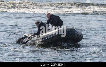 Excel, London, Großbritannien. 16. September 2021. Am 3. Tag der DSEI findet in London vom 14-17. September 2021 das weltweit größte Treffen der Verteidigungs- und Sicherheitscommunity statt. Bild: Wasservorführungen im Victoria Dock. Quelle: Malcolm Park/Alamy Live News Stockfoto