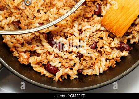 Nahaufnahme hausgemachte Pasta Penne mit Chili con Carne und Bohnen. Draufsicht. Stockfoto