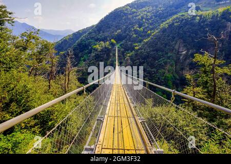 Tibetische Brücke Carasc oder Ponte Tibetano Valle di Sementina oder Tibetische Brucke Carasc, Monte Carasso - Kanton Tessin, Schweiz Stockfoto