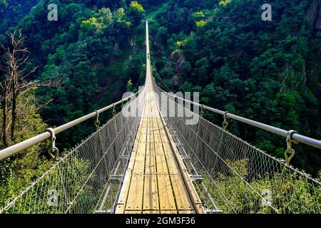 Tibetische Brücke Carasc oder Ponte Tibetano Valle di Sementina oder Tibetische Brucke Carasc, Monte Carasso - Kanton Tessin, Schweiz Stockfoto