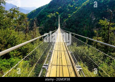 Tibetische Brücke Carasc oder Ponte Tibetano Valle di Sementina oder Tibetische Brucke Carasc, Monte Carasso - Kanton Tessin, Schweiz Stockfoto