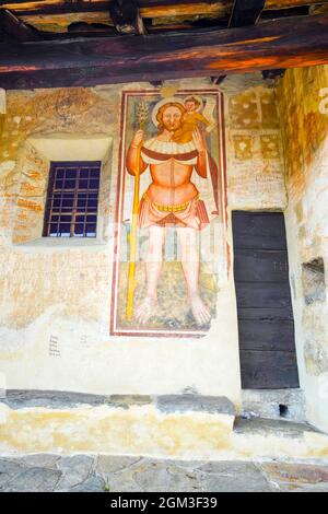 San Cristoforo (Christopher), eines der ältesten Fresken in der romanischen Kirche San Bernardo, Monte Carasso, Kanton Tessin, Schweiz. Stockfoto