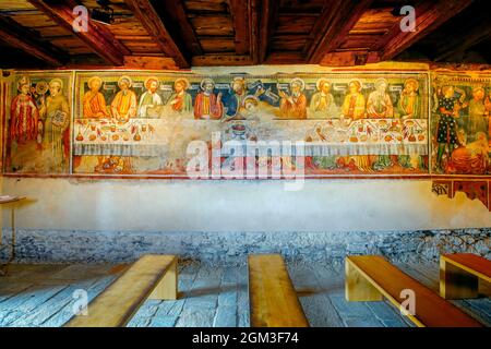 Die Nordwand in der romanischen Kirche St. Bernardo präsentiert Gemälde aus dem Jahr 1427. Das letzte Abendmahl wurde von dem Onkel Cristoforo Sere gemalt Stockfoto