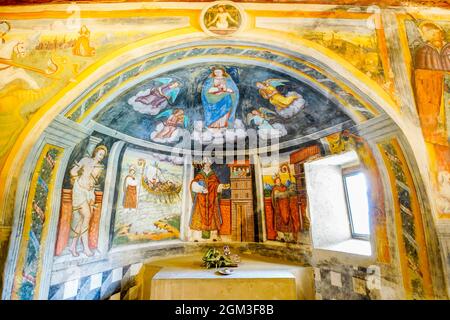 Innenraum der romanischen Kirche St. Bernardo. Die Gemälde der neuen Kapelle San Nicola und Apsis stammen aus dem späten XVI. Und frühen XVII. Jahrhundert bzw. Stockfoto