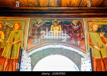 Innenraum der romanischen Kirche St. Bernardo. Die Wandmalereien stammen aus dem späten XVI. Und frühen XVII. Jahrhundert. Monte Carasso, Schweiz. Stockfoto