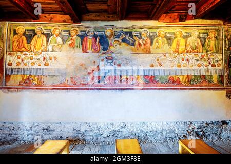 Die Nordwand in der romanischen Kirche St. Bernardo präsentiert Gemälde aus dem Jahr 1427. Das letzte Abendmahl wurde von dem Onkel Cristoforo Sere gemalt Stockfoto