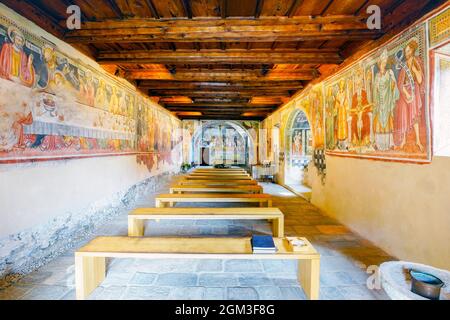 Das Innere der romanischen Kirche San Bernardo, die Wandmalereien stammen aus dem XV. Bis Anfang des XVII. Jahrhunderts. Monte Carasso, Schweiz. Stockfoto