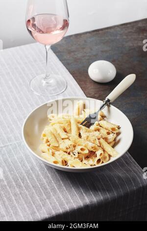 Penne Pasta vier Käse auf dem Tisch. Traditionelle italienische Küche. Stockfoto