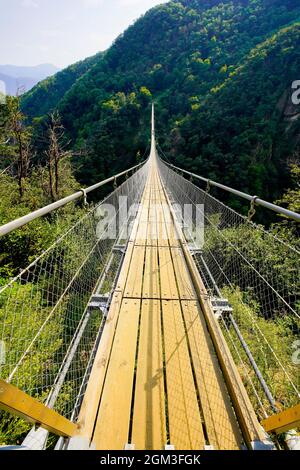 Tibetische Brücke Carasc oder Ponte Tibetano Valle di Sementina oder Tibetische Brucke Carasc, Monte Carasso - Kanton Tessin, Schweiz Stockfoto