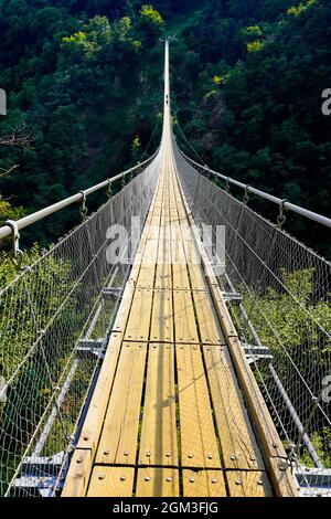 Tibetische Brücke Carasc oder Ponte Tibetano Valle di Sementina oder Tibetische Brucke Carasc, Monte Carasso - Kanton Tessin, Schweiz Stockfoto