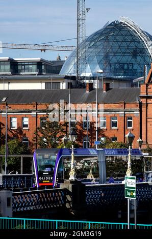 Belfast Glider Bus auf den Straßen von Belfast, Nordirland Stockfoto