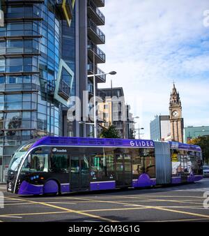 Belfast Glider Bus auf den Straßen von Belfast, Nordirland Stockfoto