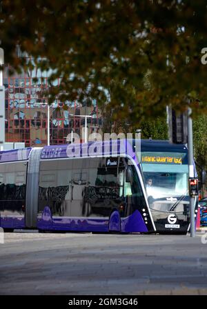 Belfast Glider Bus auf den Straßen von Belfast, Nordirland Stockfoto